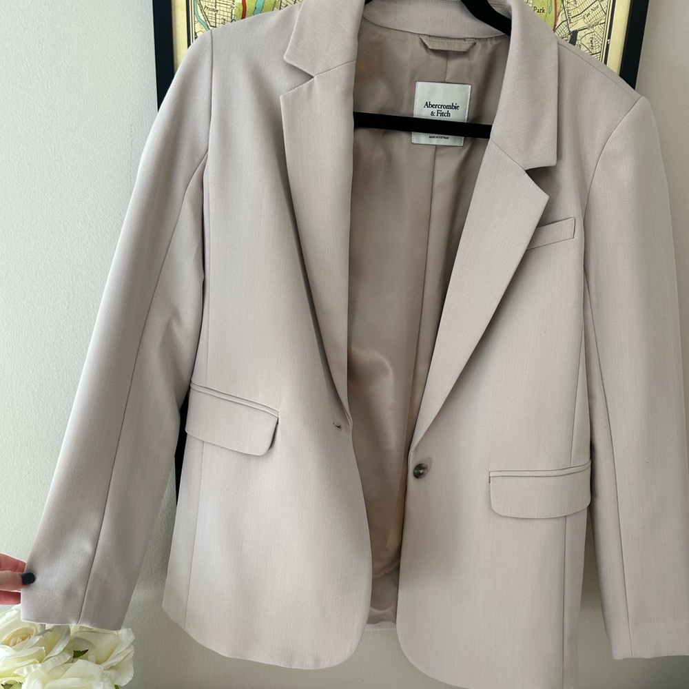 NEVER WORN. Abercrombie & Fitch Light Beige Blazer